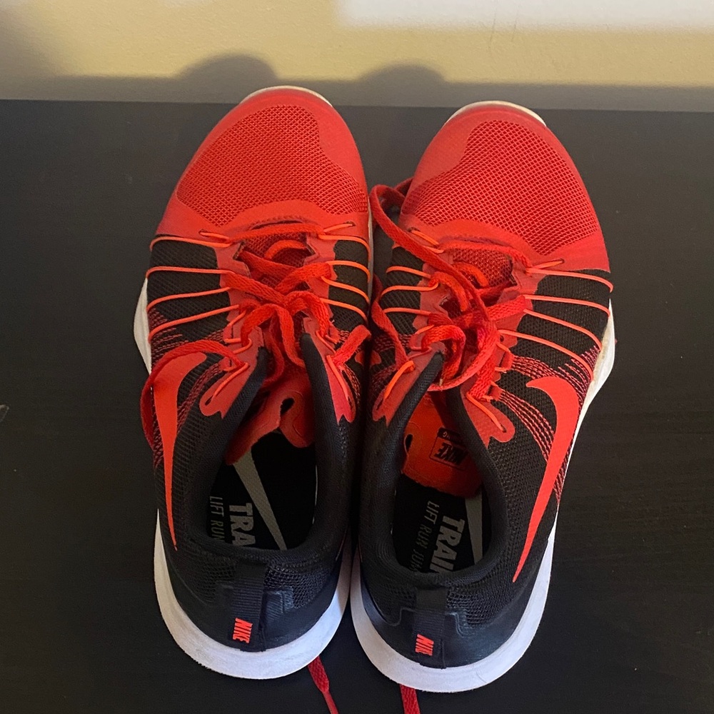 Nike Women's Dynamic Red and Black Trainers